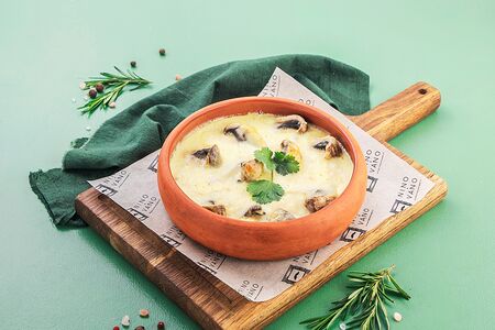 Грибы на кеци в сливочном соусе