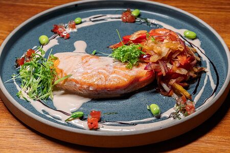 Лосось с овощами wok и кремом из терияки