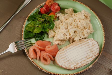 Скрэмбл с лососем