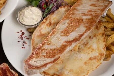 Бела вешалица и картофель фри