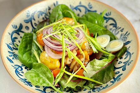 Теплый салат с цыпленком, картофелем беби и соусом из сладкого чили перца