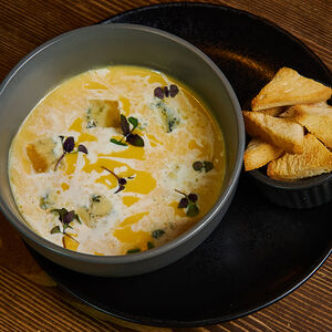 Сырный крем-суп с пшеничными гренками