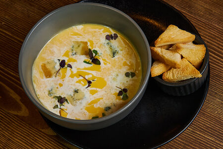 Сырный крем-суп с пшеничными гренками