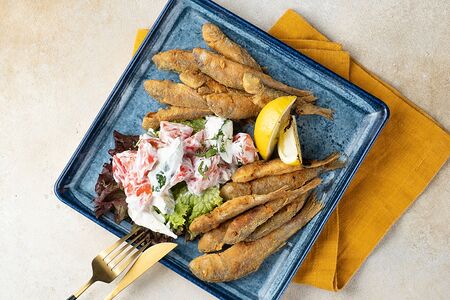 Жареная барабулька с овощным салатом