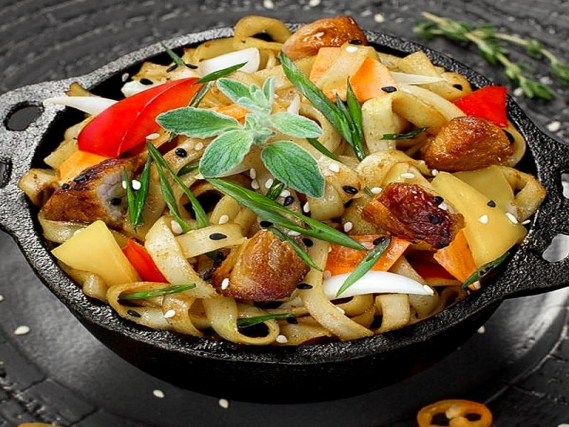 Лапша Удон со свининой и соусом шрирача