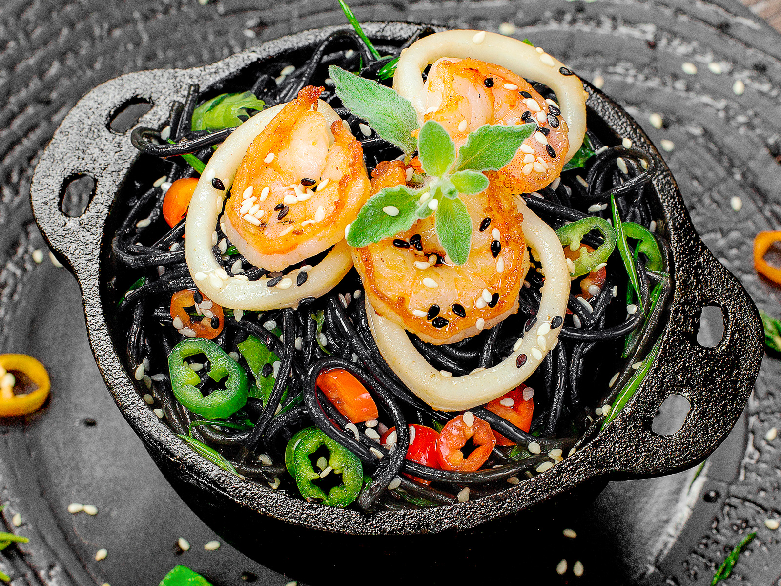 Лапша чёрная с кальмарами