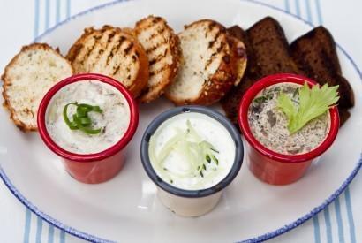 Разные намазки с гренками: копченая скумбрия, грибная, твороженая с зеленью и солёным огурцом